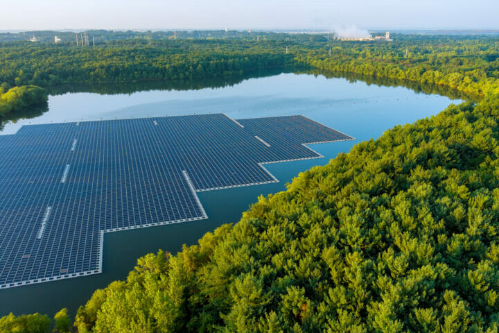 Schwimmende Solaranlagen optimieren Flächenbedarf und Umweltschutz